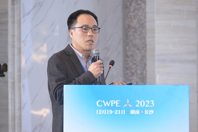 明陽智慧能源集團股份公司柔性輸電事業(yè)部副總經(jīng)理史奔發(fā)表《基于不控整流的風(fēng)電送出混合直流輸電系統(tǒng)關(guān)鍵技術(shù)研究及應(yīng)用》演講